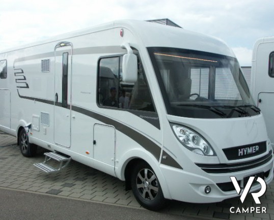 Hymer B 704 Premium Line: motorhome in patente C con letti gemelli in coda e bagno e doccia separati