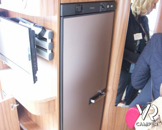 Hymer B 704 Premium Line: motorhome in patente C con letti gemelli in coda e bagno e doccia separati