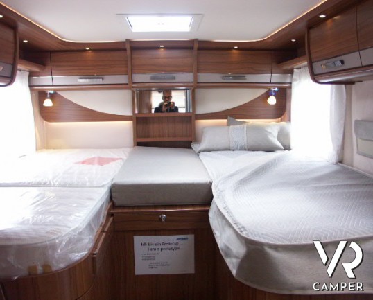 Hymer B 704 Premium Line: motorhome in patente C con letti gemelli in coda e bagno e doccia separati