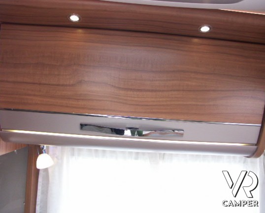 Hymer B 704 Premium Line: motorhome in patente C con letti gemelli in coda e bagno e doccia separati