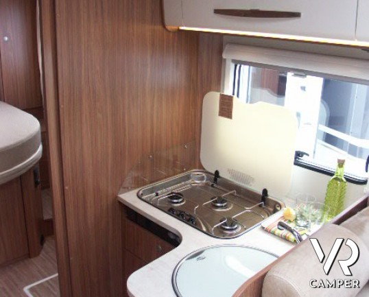 Carado T 339: camper semintegrale nuovo con letto nautico centrale e garage per biciclette