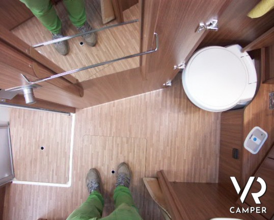 Carado T 339: camper semintegrale nuovo con letto nautico centrale e garage per biciclette