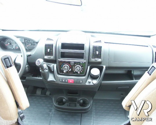 Carado T 339: camper semintegrale nuovo con letto nautico centrale e garage per biciclette