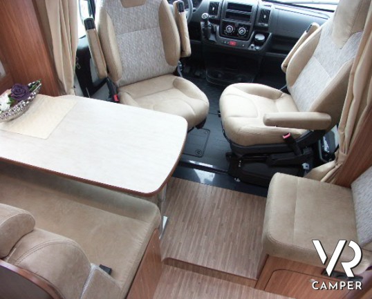 Carado T 339: camper semintegrale nuovo con letto nautico centrale e garage per biciclette