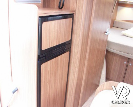 Carado T 339: camper semintegrale nuovo con letto nautico centrale e garage per biciclette