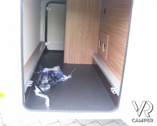 Carado T 339: camper semintegrale nuovo con letto nautico centrale e garage per biciclette