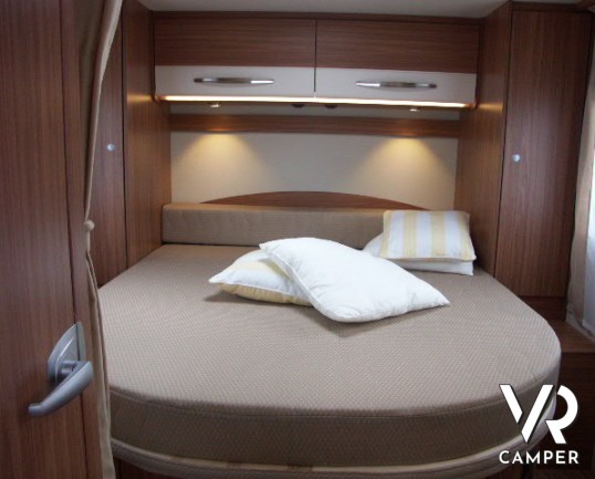 Carado T 339: camper semintegrale nuovo con letto nautico centrale e garage per biciclette