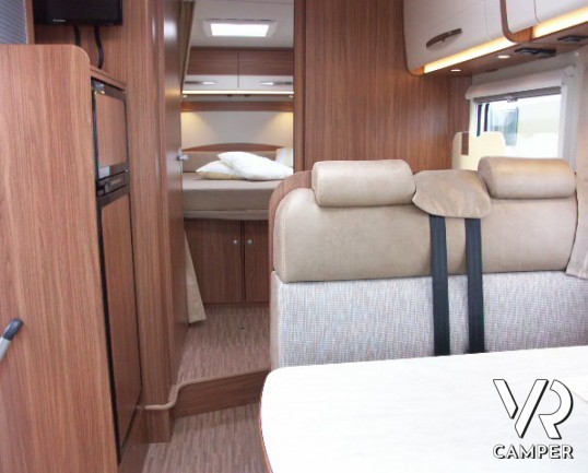 Carado T 339: camper semintegrale nuovo con letto nautico centrale e garage per biciclette