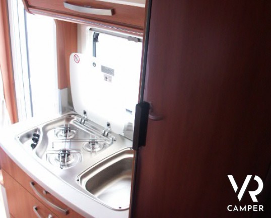 Hymer Exsis-T 474: semintegrale con garage, letti gemelli comodi, e frigorifero grande