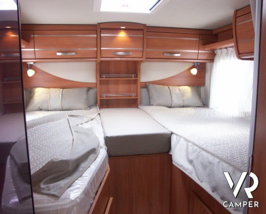 Hymer Exsis-T 474: semintegrale con garage, letti gemelli comodi, e frigorifero grande