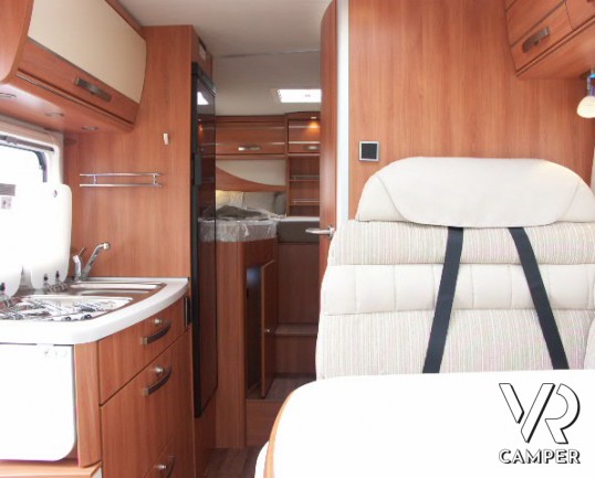 Hymer Exsis-T 474: semintegrale con garage, letti gemelli comodi, e frigorifero grande