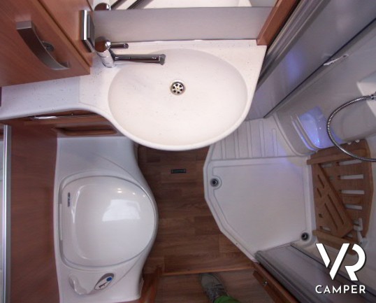 Hymer ML-T 580: semintegrale su mercedes con letti gemelli posteriori e garage