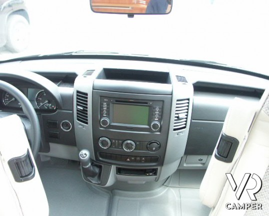 Hymer ML-T 580: semintegrale su mercedes con letti gemelli posteriori e garage