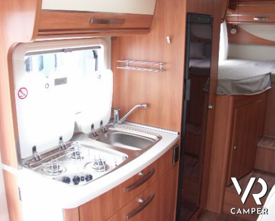 Hymer ML-T 580: semintegrale su mercedes con letti gemelli posteriori e garage