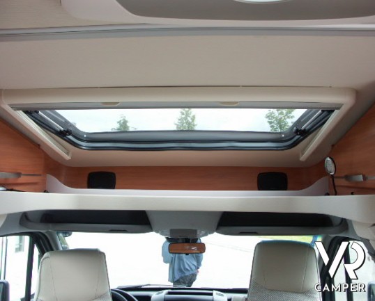 Hymer ML-T 580: semintegrale su mercedes con letti gemelli posteriori e garage