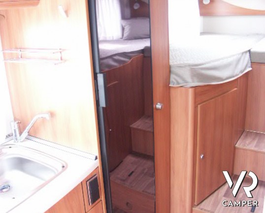 Hymer ML-T 580: semintegrale su mercedes con letti gemelli posteriori e garage