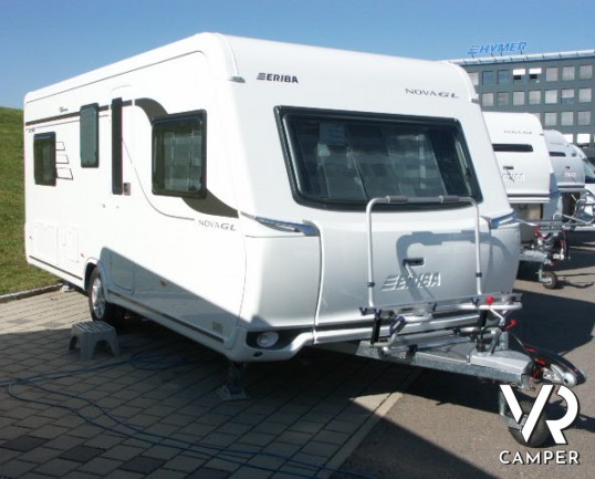 Eriba Nova 595 GL: caravan con classica conformazione letto alla francese e dinette a ferro di cavallo