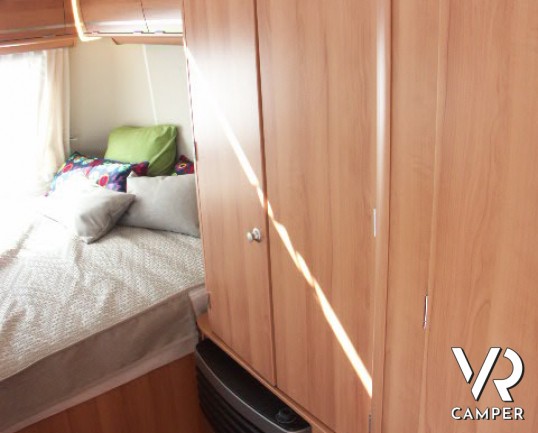 Hymer Eriba Troll 530: roulotte con tetto a soffietto e 4 posti letto, adatta per la famiglia.