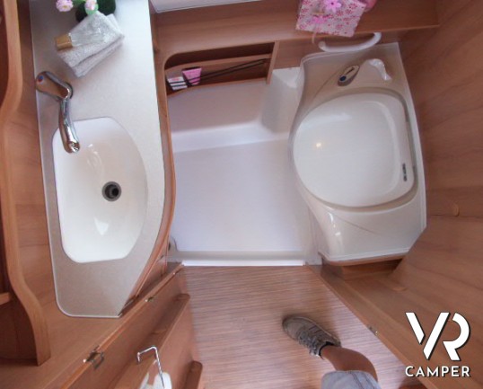 Hymer Eriba Troll 530: roulotte con tetto a soffietto e 4 posti letto, adatta per la famiglia.