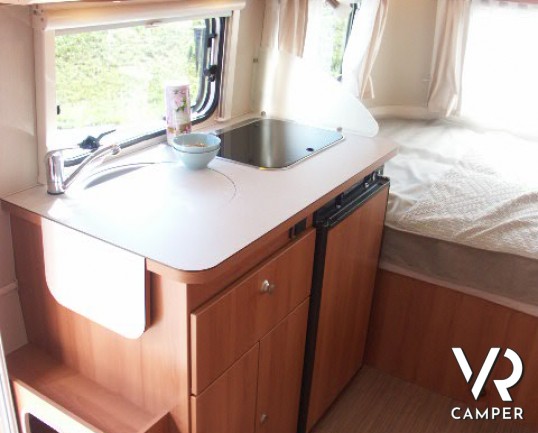 Hymer Eriba Troll 530: roulotte con tetto a soffietto e 4 posti letto, adatta per la famiglia.