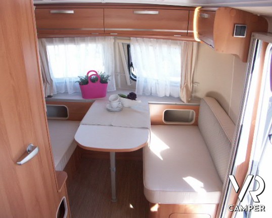 Hymer Eriba Troll 530: roulotte con tetto a soffietto e 4 posti letto, adatta per la famiglia.