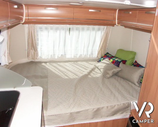 Hymer Eriba Troll 530: roulotte con tetto a soffietto e 4 posti letto, adatta per la famiglia.