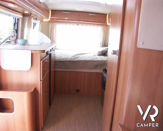 Hymer Eriba Troll 530: roulotte con tetto a soffietto e 4 posti letto, adatta per la famiglia.