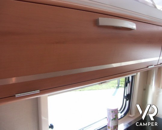 Hymer Eriba Troll 530: roulotte con tetto a soffietto e 4 posti letto, adatta per la famiglia.