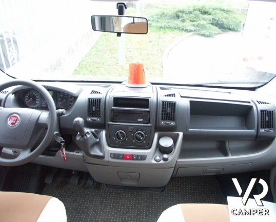 Pilote Aventura: camper usato semintegrale piccolo con letto alla francese e ampia dinette.