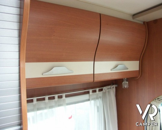 Pilote Aventura: camper usato semintegrale piccolo con letto alla francese e ampia dinette.