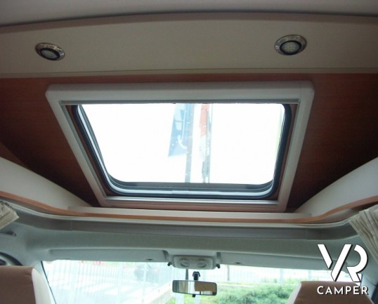 Pilote Aventura: camper usato semintegrale piccolo con letto alla francese e ampia dinette.