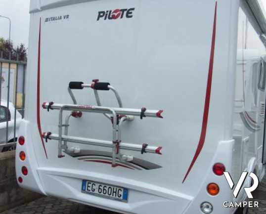 Pilote Aventura: camper usato semintegrale piccolo con letto alla francese e ampia dinette.