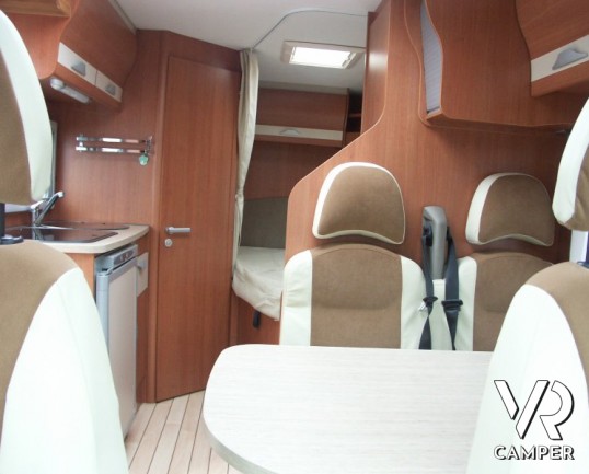 Pilote Aventura: camper usato semintegrale piccolo con letto alla francese e ampia dinette.