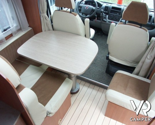 Pilote Aventura: camper usato semintegrale piccolo con letto alla francese e ampia dinette.