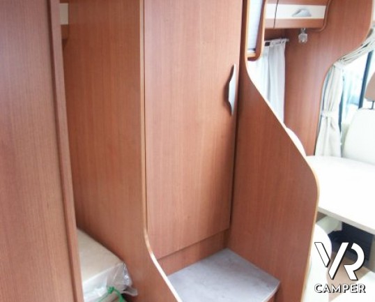 Pilote Aventura: camper usato semintegrale piccolo con letto alla francese e ampia dinette.