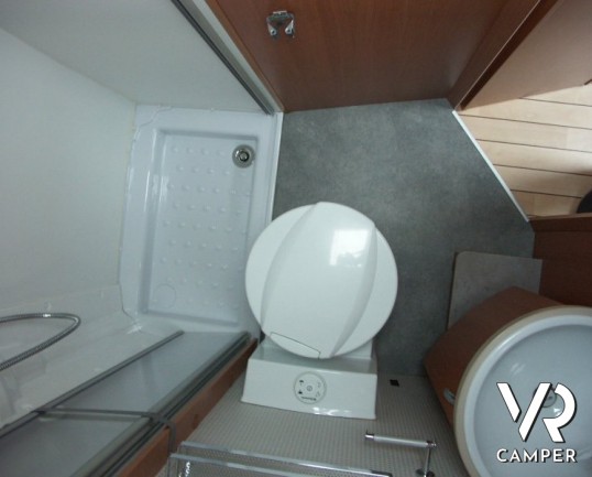 Pilote Aventura: camper usato semintegrale piccolo con letto alla francese e ampia dinette.