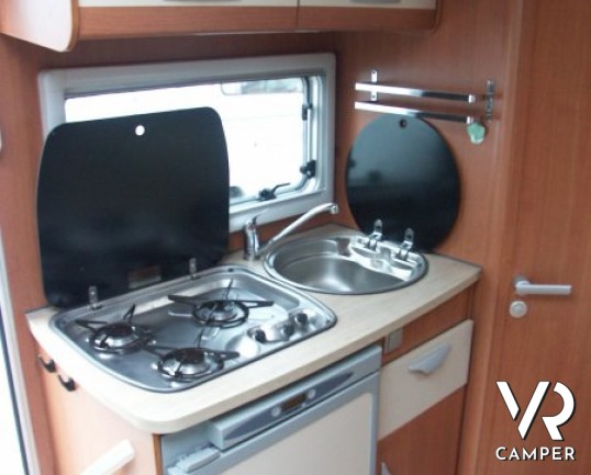 Pilote Aventura: camper usato semintegrale piccolo con letto alla francese e ampia dinette.