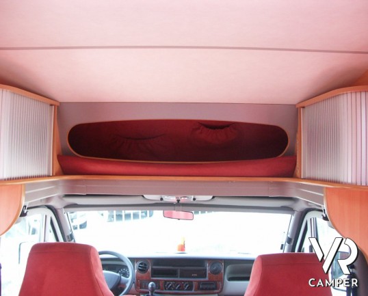 Pilote Reference: camper semintegrale usato con garage, letto matrimoniale, doccia separata e ben accessoriato.