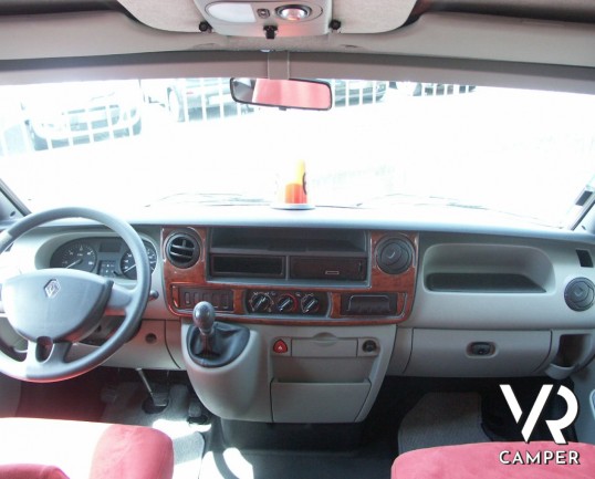 Pilote Reference: camper semintegrale usato con garage, letto matrimoniale, doccia separata e ben accessoriato.