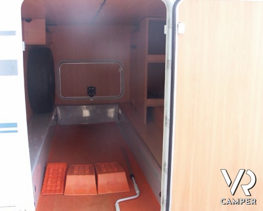 Pilote Reference: camper semintegrale usato con garage, letto matrimoniale, doccia separata e ben accessoriato.