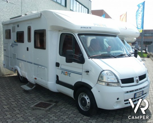Pilote Reference: camper semintegrale usato con garage, letto matrimoniale, doccia separata e ben accessoriato.