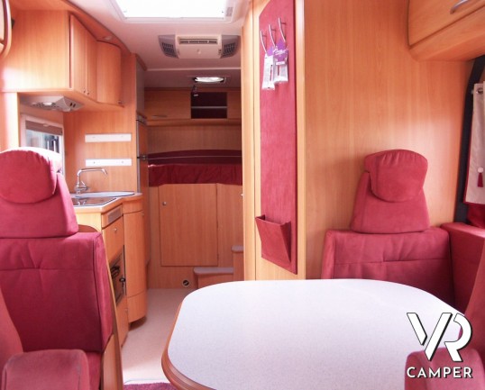 Pilote Reference: camper semintegrale usato con garage, letto matrimoniale, doccia separata e ben accessoriato.