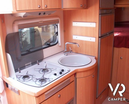 Pilote Reference: camper semintegrale usato con garage, letto matrimoniale, doccia separata e ben accessoriato.