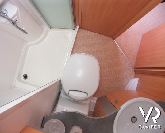 Pilote Reference: camper semintegrale usato con garage, letto matrimoniale, doccia separata e ben accessoriato.