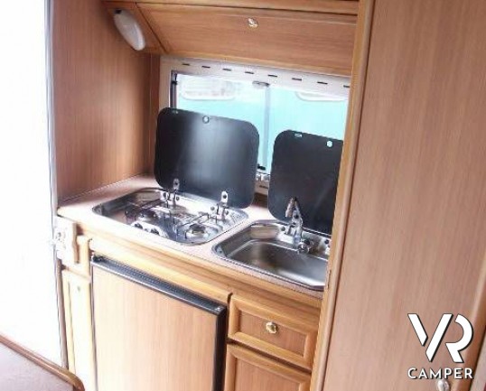 PIONEER HABITAT 530: mansardato piccolo e compatto, occasione camper usato in vetroresina.