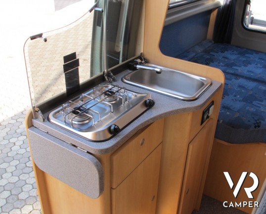 Possl Jumper: camper furgonato attrezzato per 2 persone con letto posteriore matrimoniale basso, in ottime condizioni di utilizzo.