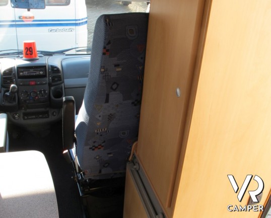 Possl Jumper: camper furgonato attrezzato per 2 persone con letto posteriore matrimoniale basso, in ottime condizioni di utilizzo.