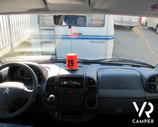 Possl Jumper: camper furgonato attrezzato per 2 persone con letto posteriore matrimoniale basso, in ottime condizioni di utilizzo.