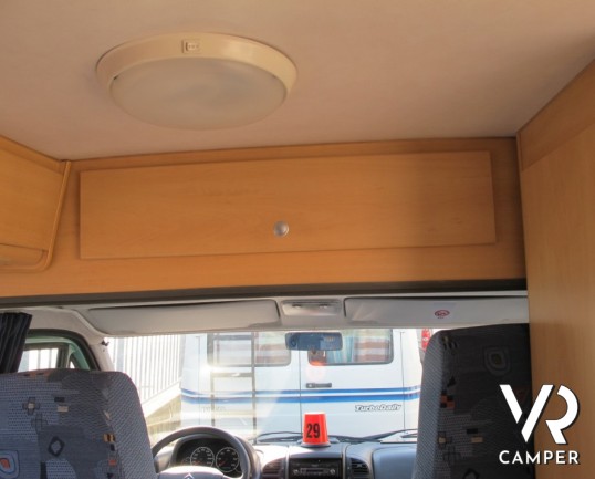 Possl Jumper: camper furgonato attrezzato per 2 persone con letto posteriore matrimoniale basso, in ottime condizioni di utilizzo.