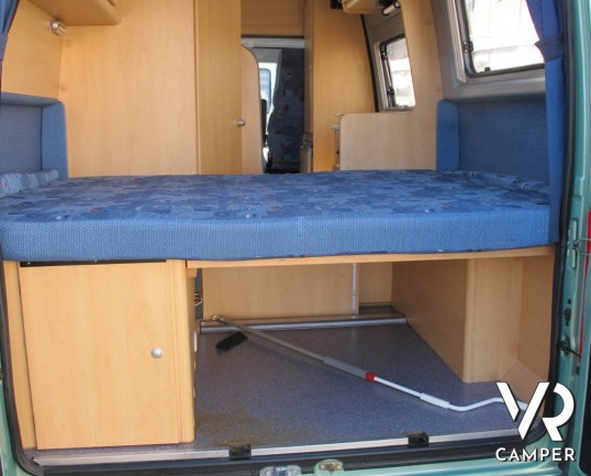 Possl Jumper: camper furgonato attrezzato per 2 persone con letto posteriore matrimoniale basso, in ottime condizioni di utilizzo.